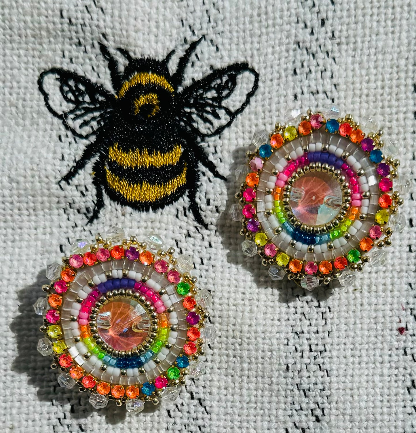 WHITE SPLASH COLORFULLY STUD